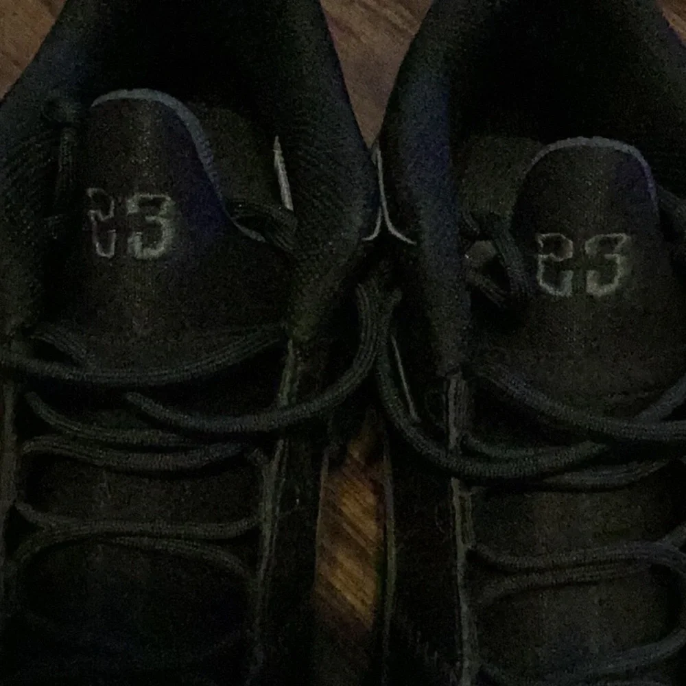 BOYS JORDSNS SIZE 8.5 #9 - Picture 5 of 7